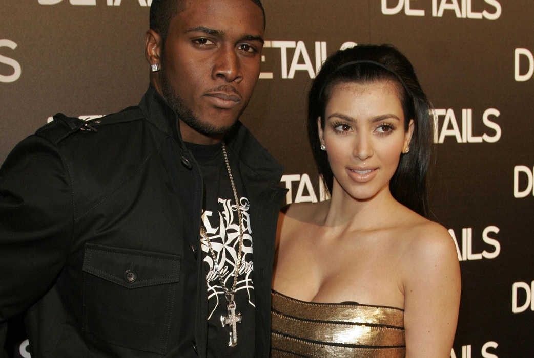 Kim Kardashian och Ray J dejtade varandra från 2003 till 2006, och deras sexfilm som läckte ut ett år efter att förhållandet tog slut blev en succé.  Efter att Ray J började dejta en Kim-lookalike blev Kim rasande stämde porrfilmsbolaget Vivid Entertainment på 40 miljoner kronor och behöll pengarna själv. 