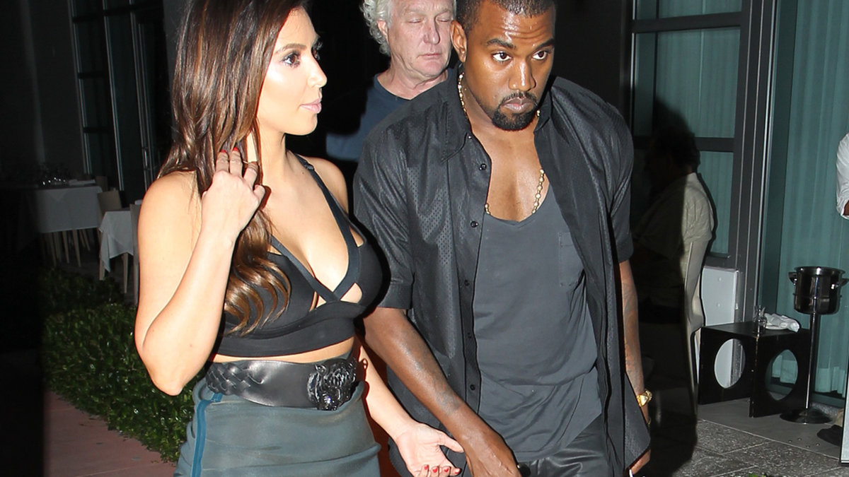 Kim Kardashian och Kanye West går och käkar middag i Miami. 