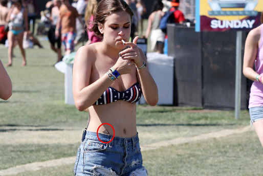 Tallulah Willis, här 17, tänder en cigarett på en festival.
