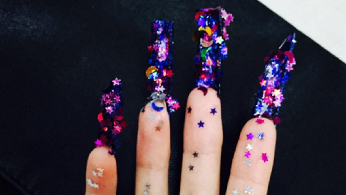 Hon gör även galna designer som de här piffiga naglarna. 