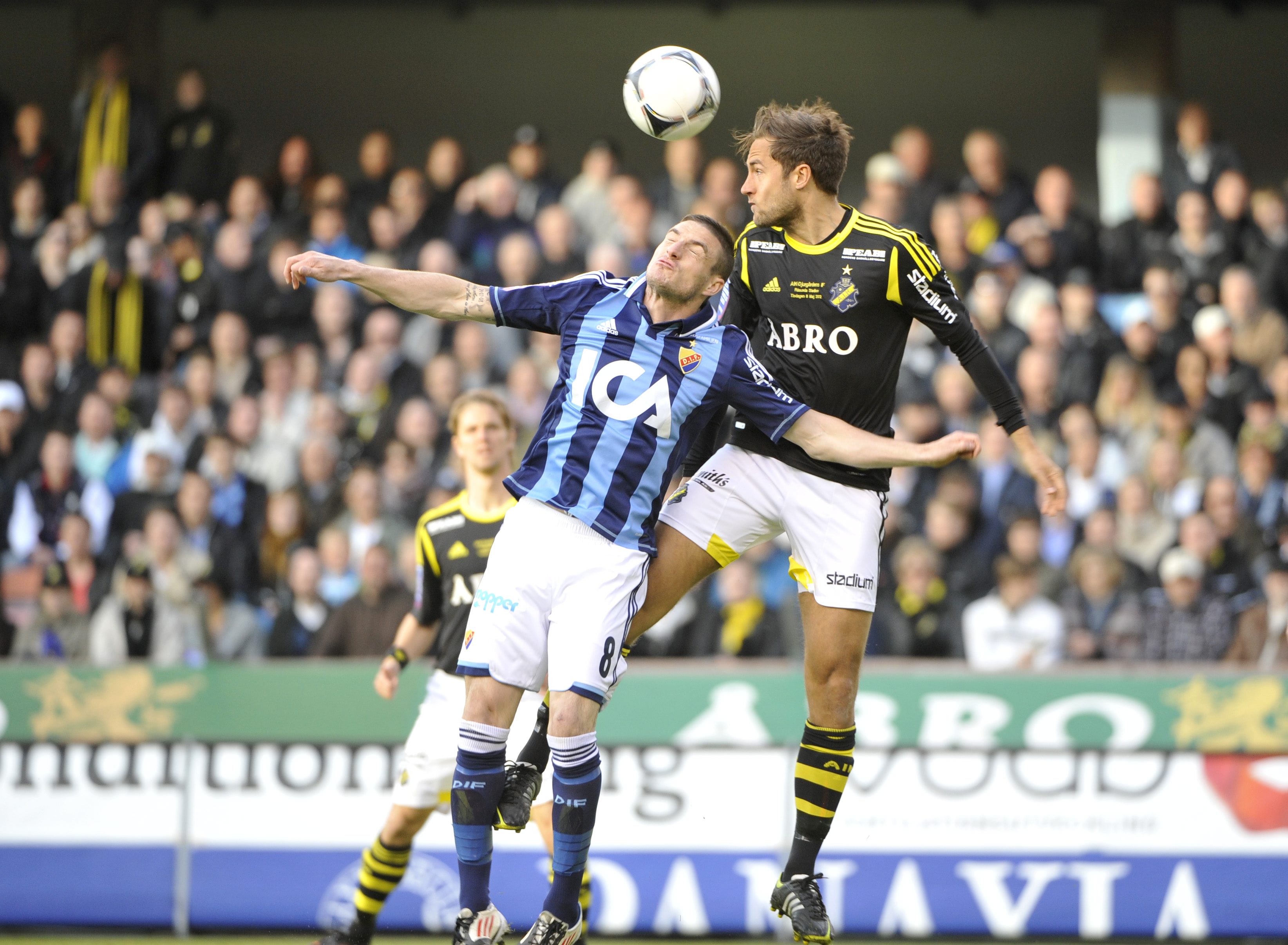 DIF:s James Keene i nickduell med AIK:s Nicklas Backman. 