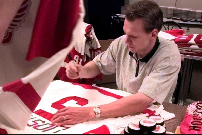 Här signerar världsstjärnan ett gäng tröjor för supportrar. Det är svårt att för oss svenskar sätta oss in i hur stor Nicklas Lidström var/är på andra sidan Atlanten. Här signerar världsstjärnan ett gäng tröjor för supportrar. Det är svårt att för oss svenskar sätta oss in i hur stor Nicklas Lidström var/är på andra sidan Atlanten.