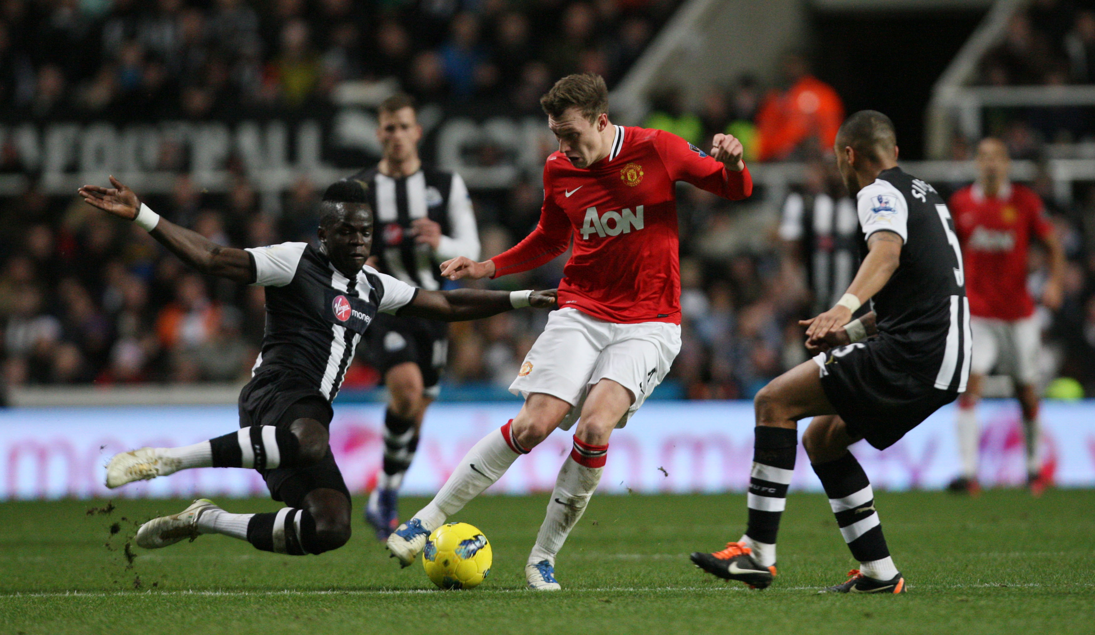 8. Phil Jones. 20 år, Manchester United. Englands mest talangfulle mittback. När han väl får vara frisk är han en fröjd att skåda. Väldigt mångsidig, Sir Alex Ferguson använde honom även som mittfältare under förra säsongen, men trivs enligt egen utsago bäst som mittback. 8. Phil Jones. 20 år, Manchester United. Englands mest talangfulle mittback. När han väl får vara frisk är han en fröjd att skåda. Väldigt mångsidig, Sir Alex Ferguson använde honom även som mittfältare under förra säsongen, men trivs enligt egen utsago bäst som mittback.