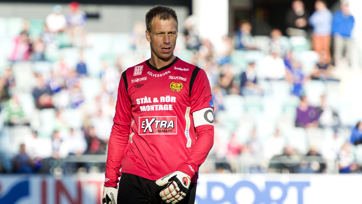 "Markus Strömbergsson har en bra dialog med spelarna och han gör få misstag", säger Mjällbys Mattias Asper. 