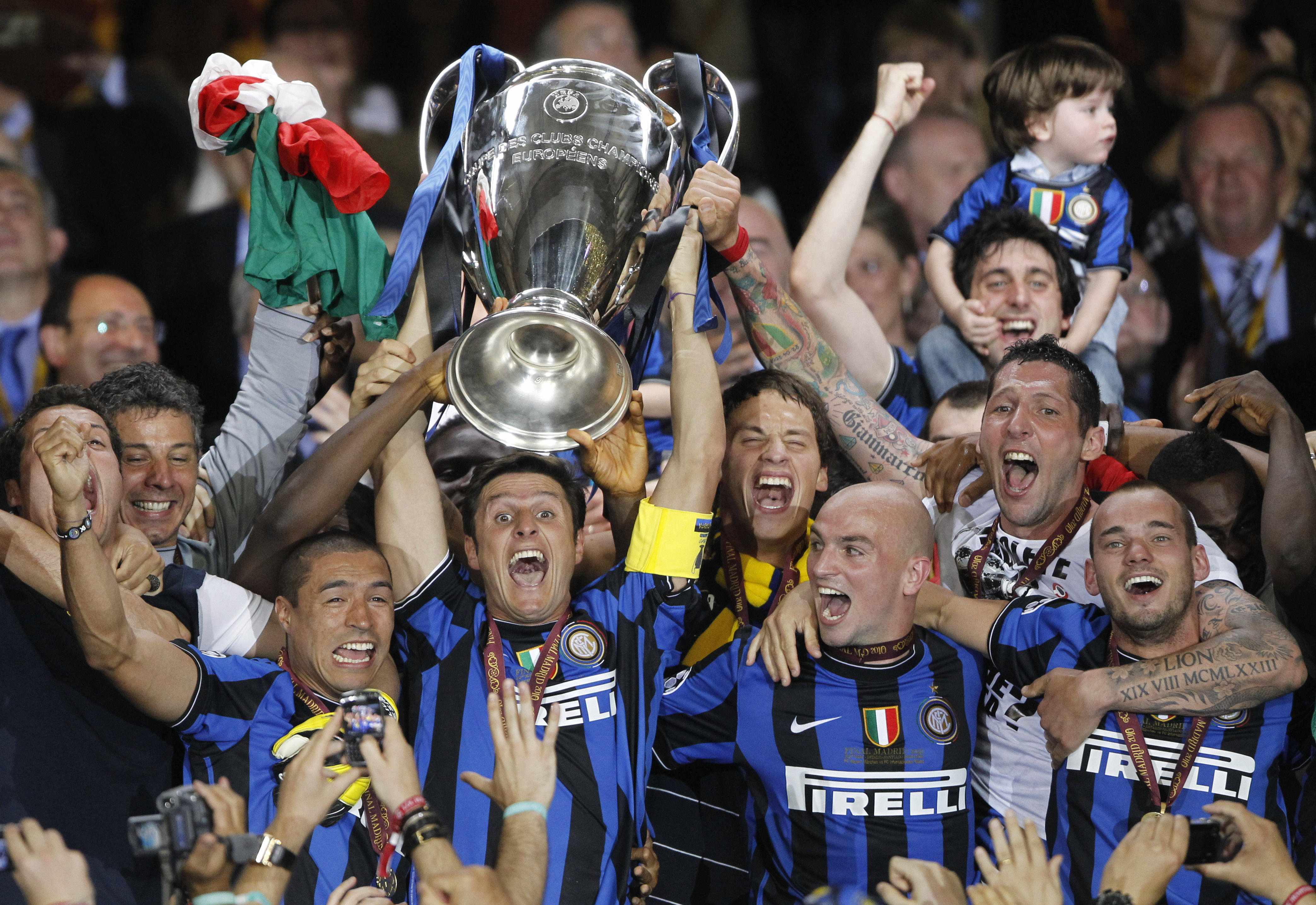 Zanetti höjer sin tredje trofé den här säsongen.