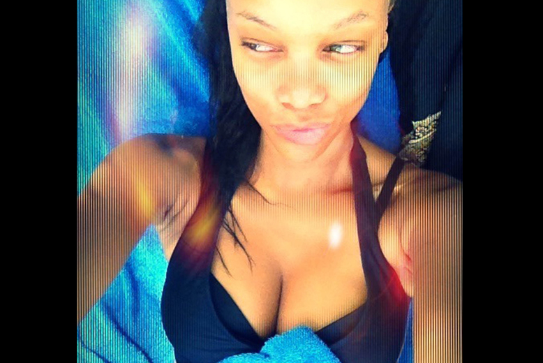 Supermodellen Tyra Banks i dubbel bikini och utan smink. Supermodellen Tyra Banks i dubbel bikini och utan smink.