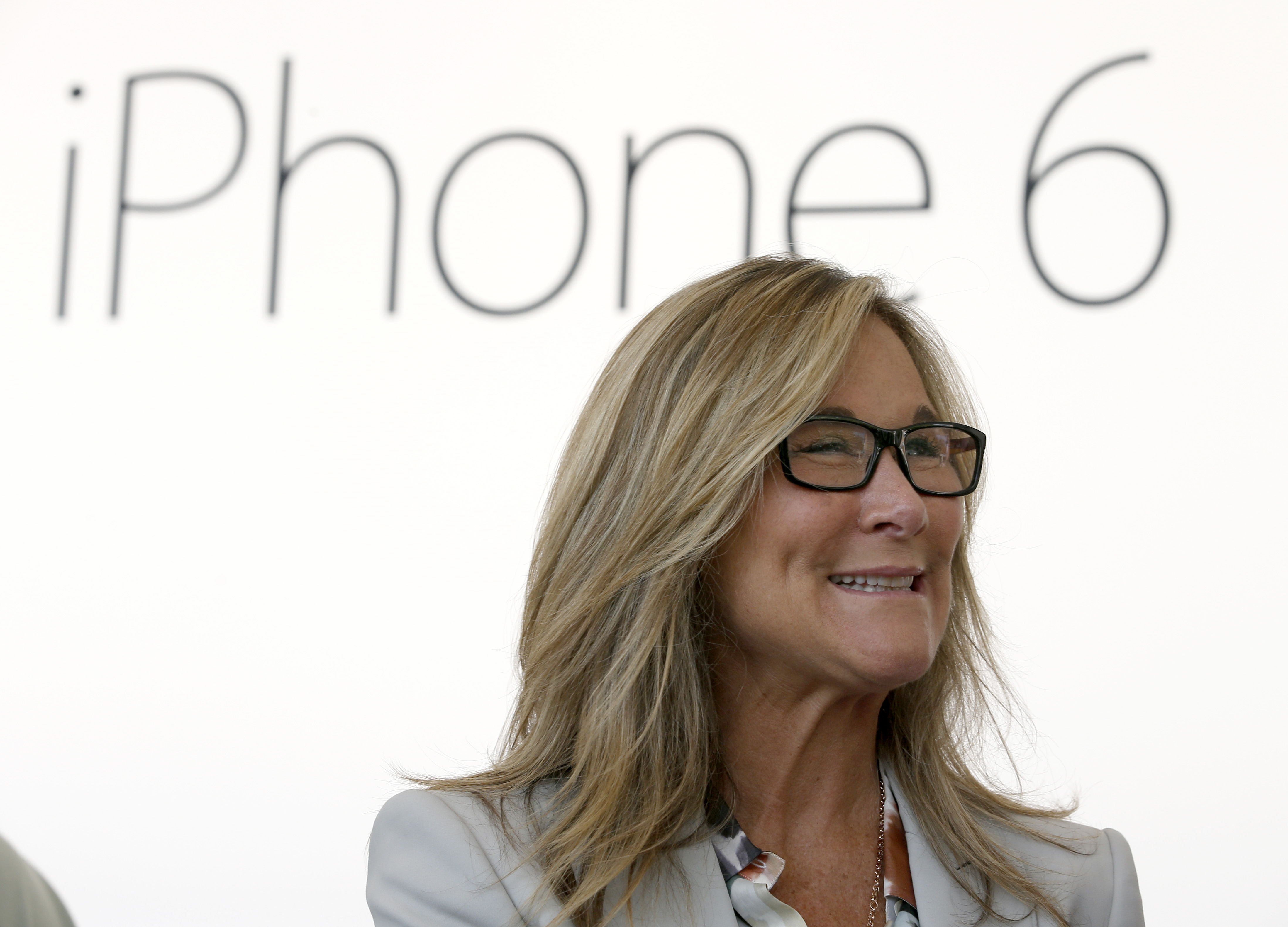 25. Angela Ahrendts. Senior Vice President för detaljhandeln och nätbutiker på Apple 25. Angela Ahrendts. Senior Vice President för detaljhandeln och nätbutiker på Apple