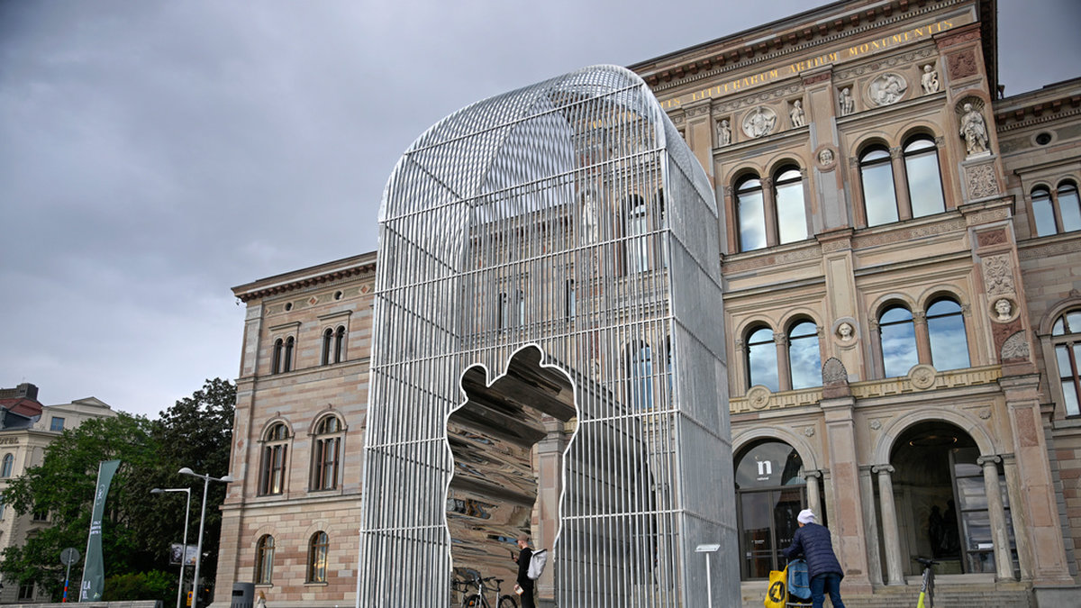 På onsdagen invigdes en ny utomhusskulptur av konstnären Ai Weiwei utanför Nationalmuseum i Stockholm – ett verk med flyktingkrisen som tema.