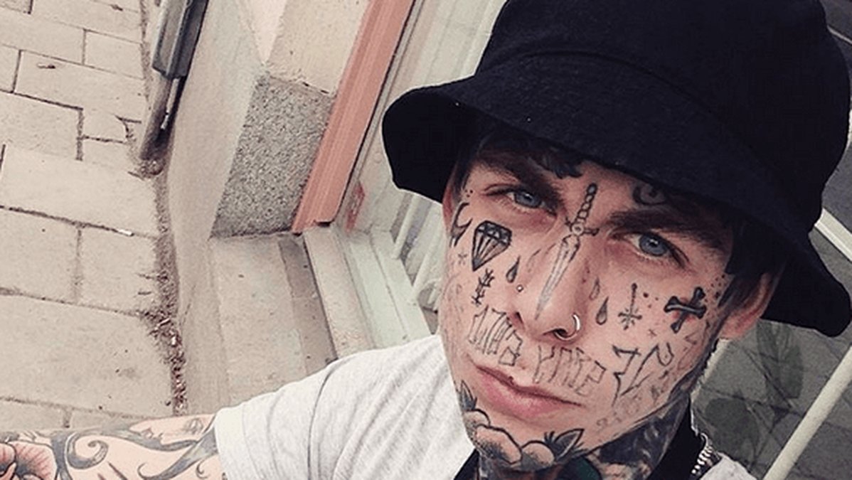 Han började tatuera sig som 18-åring, efter att hans pappa dog.