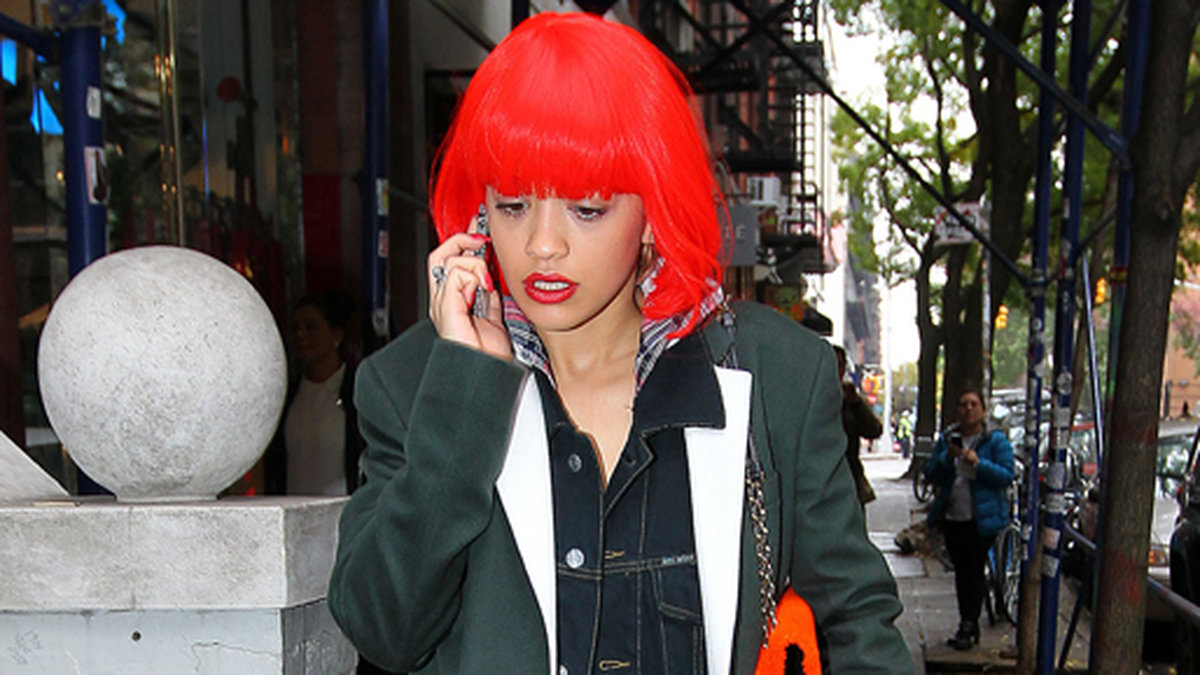 Rita Ora matchar väskan med peruken. 