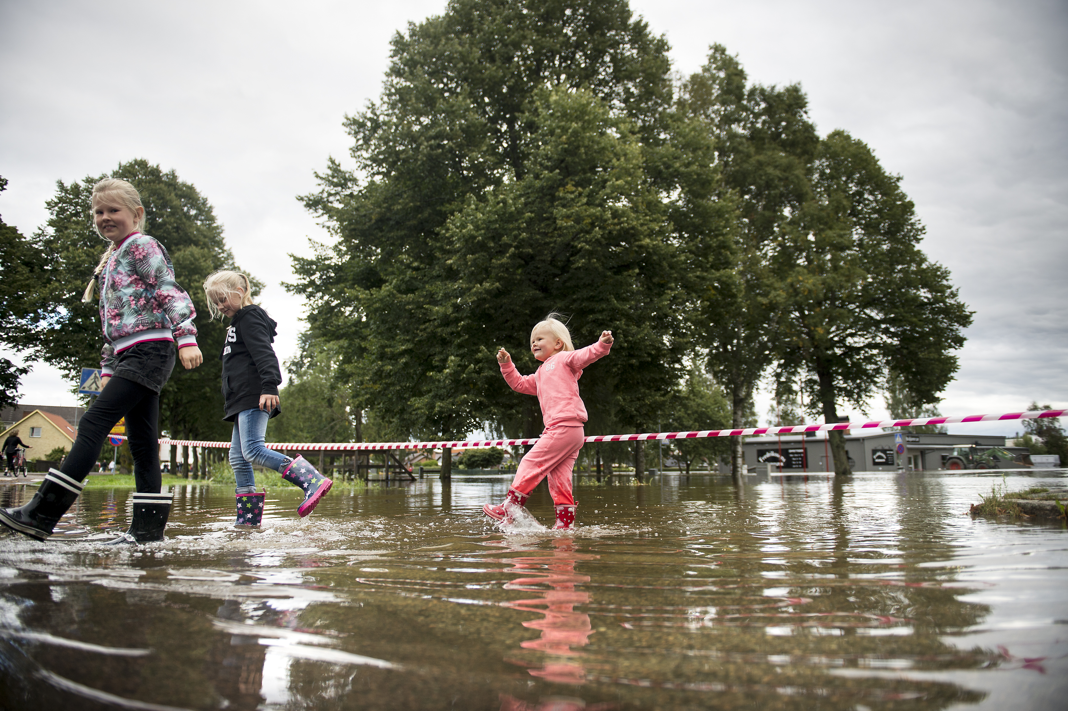 Skolor i Hallsberg tvingas hålla stängt i morgon. Skolor i Hallsberg tvingas hålla stängt i morgon.