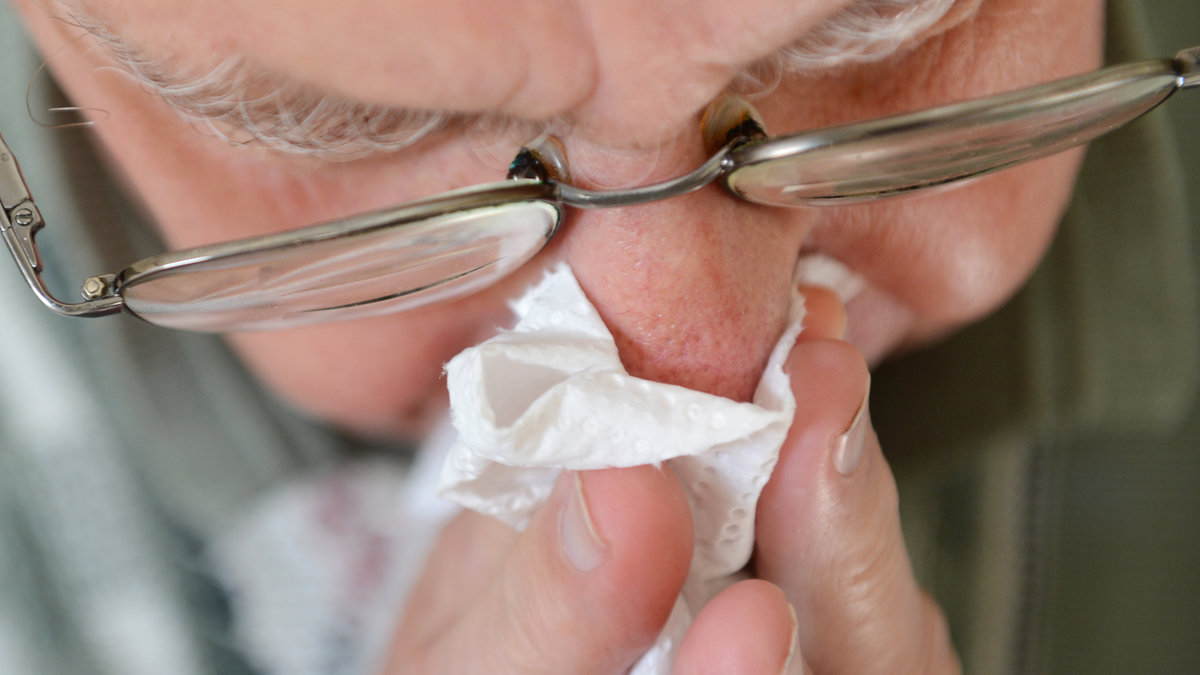 Äldre löper störst risk att drabbas av influensa, eftersom immunsystemet försvagas ju äldre man blir.