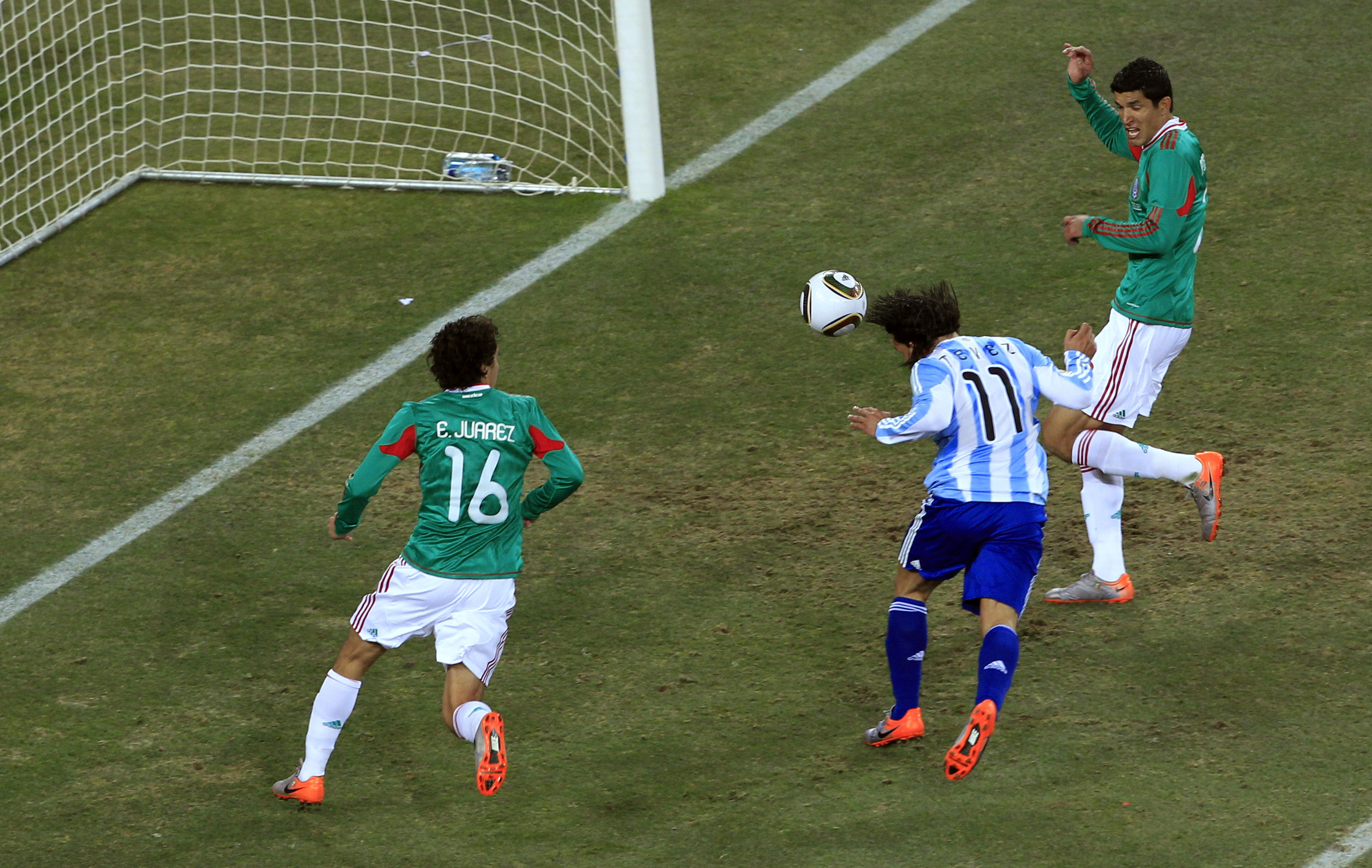 Här nickade Carlos Tevez in 1-0 för Argentina.