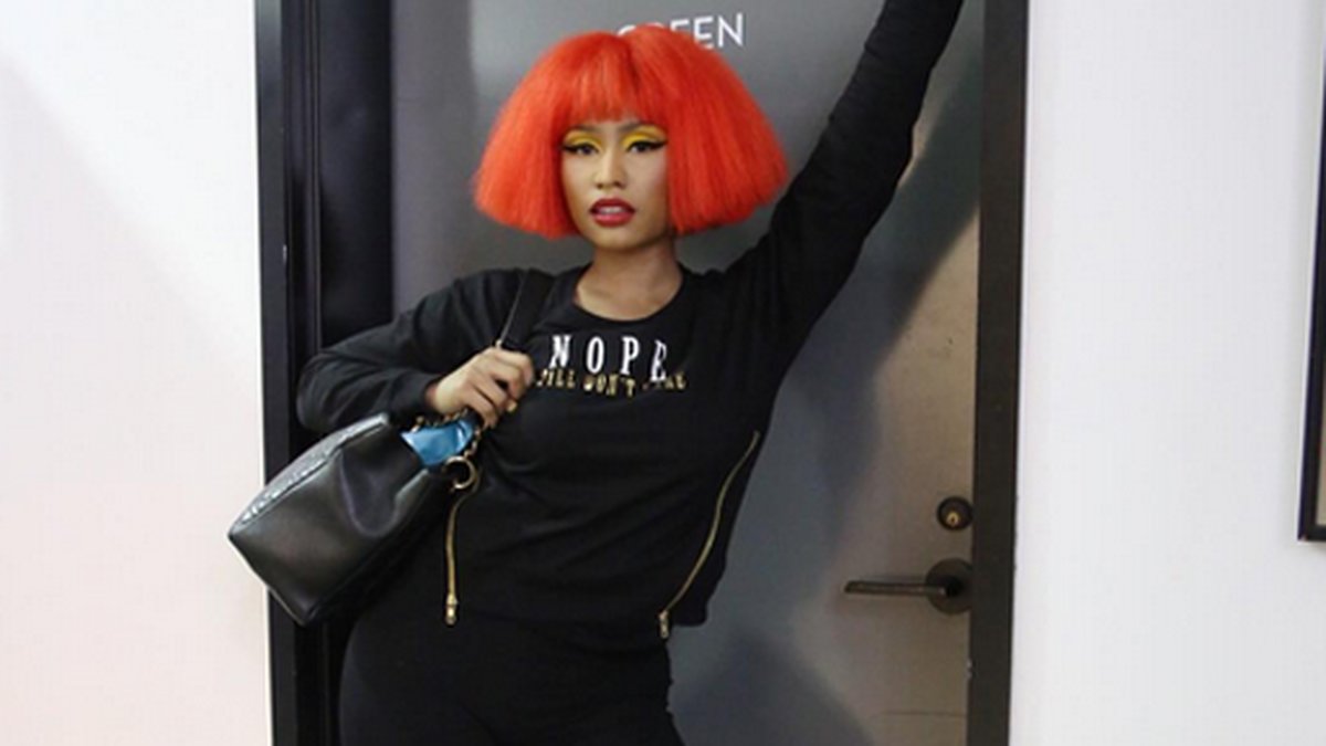 Nicki Minaj i röd peruk.