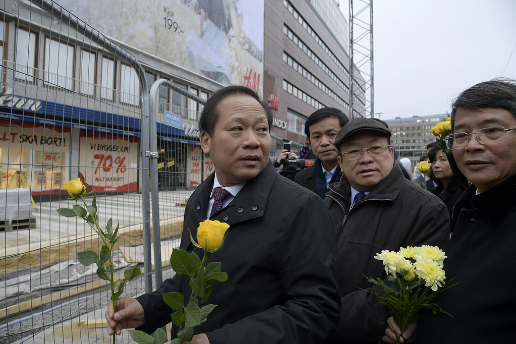 Blommor dagen efter lastbilsdådet Vietnams ambassad lämnar gåvor