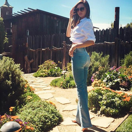 Miranda Kerr i jeans med hög midja. Miranda Kerr i jeans med hög midja.