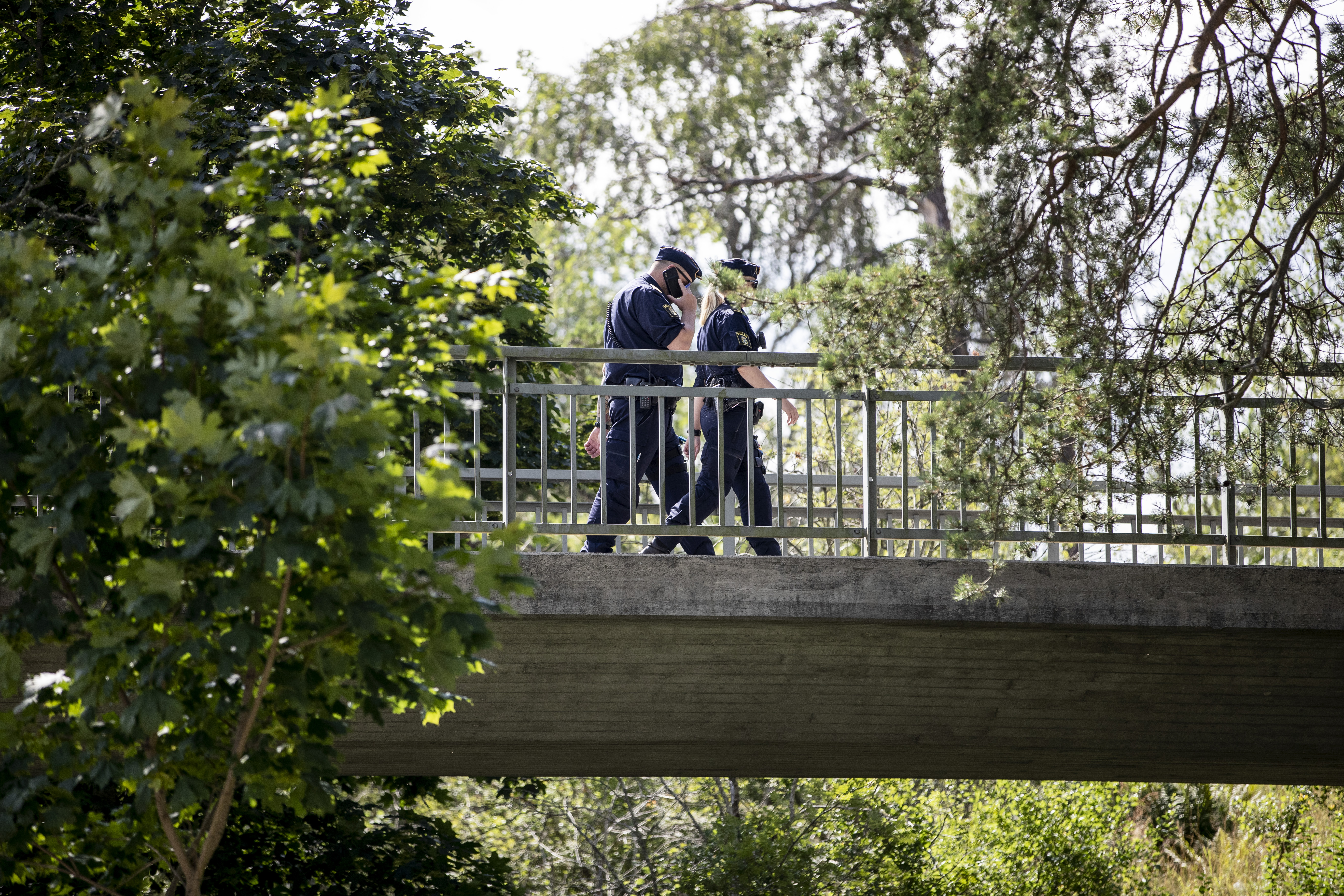 Poliser på gångbron i Visättra, Flemingsberg, där skottlossning skedde under lördagkvällen.