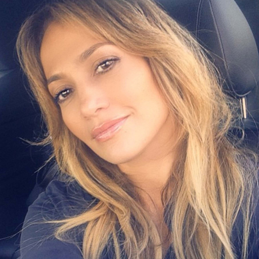Jennifer Lopez bjuder på en selfie från bilen. Jennifer Lopez bjuder på en selfie från bilen.