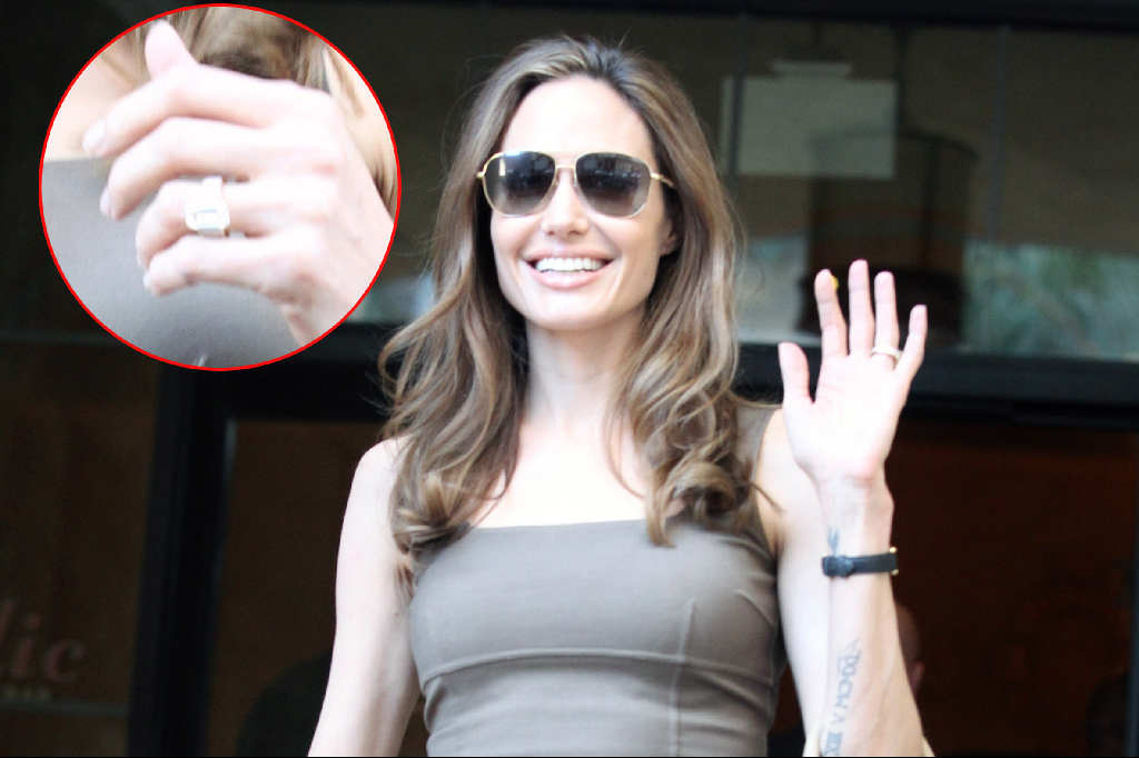 Äntligen förlovade sig Angelina Jolie och Brad Pitt. Äntligen förlovade sig Angelina Jolie och Brad Pitt.