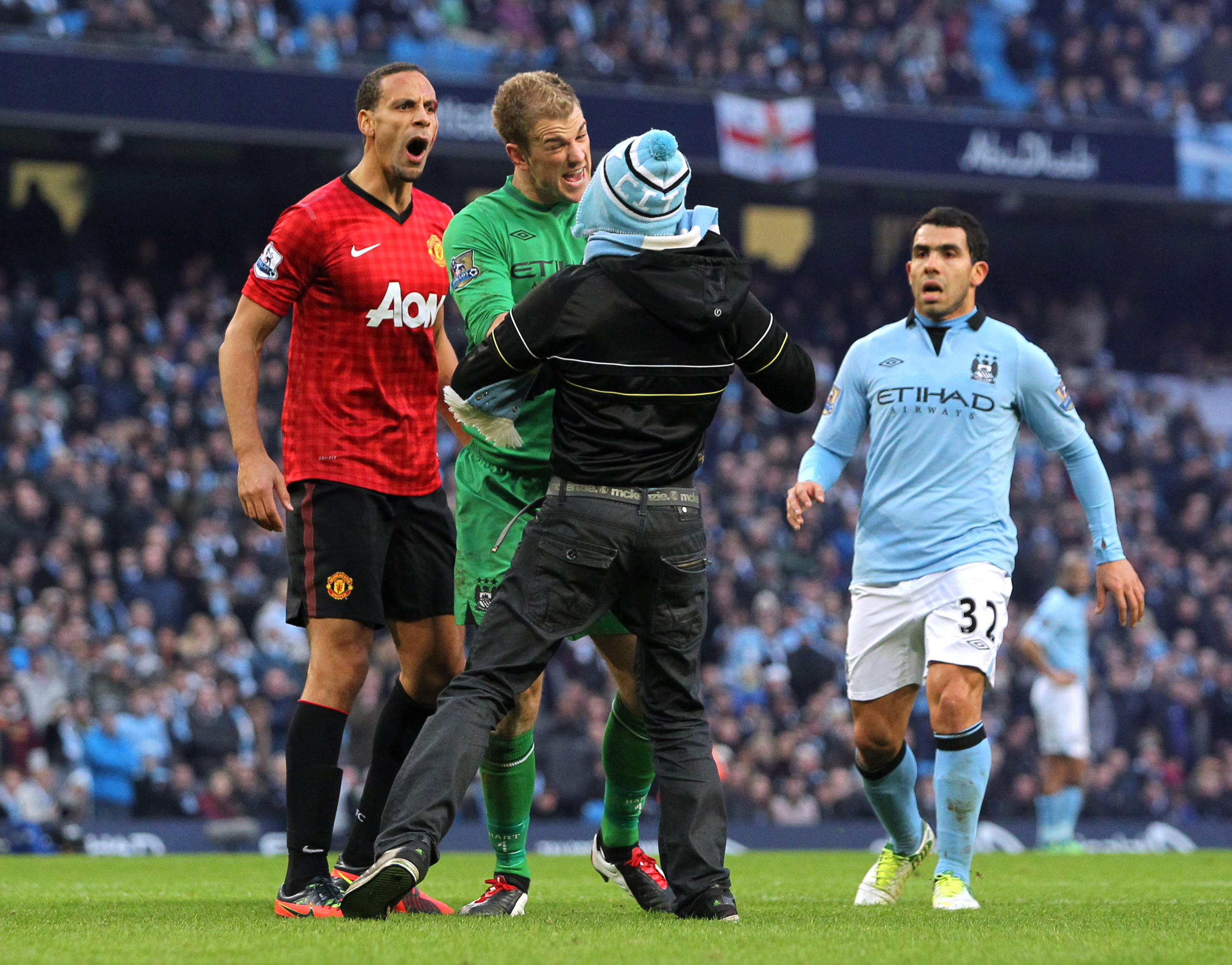 Joe Hart sätter en hulligan på plats i derbyt mot United. Joe Hart sätter en hulligan på plats i derbyt mot United.