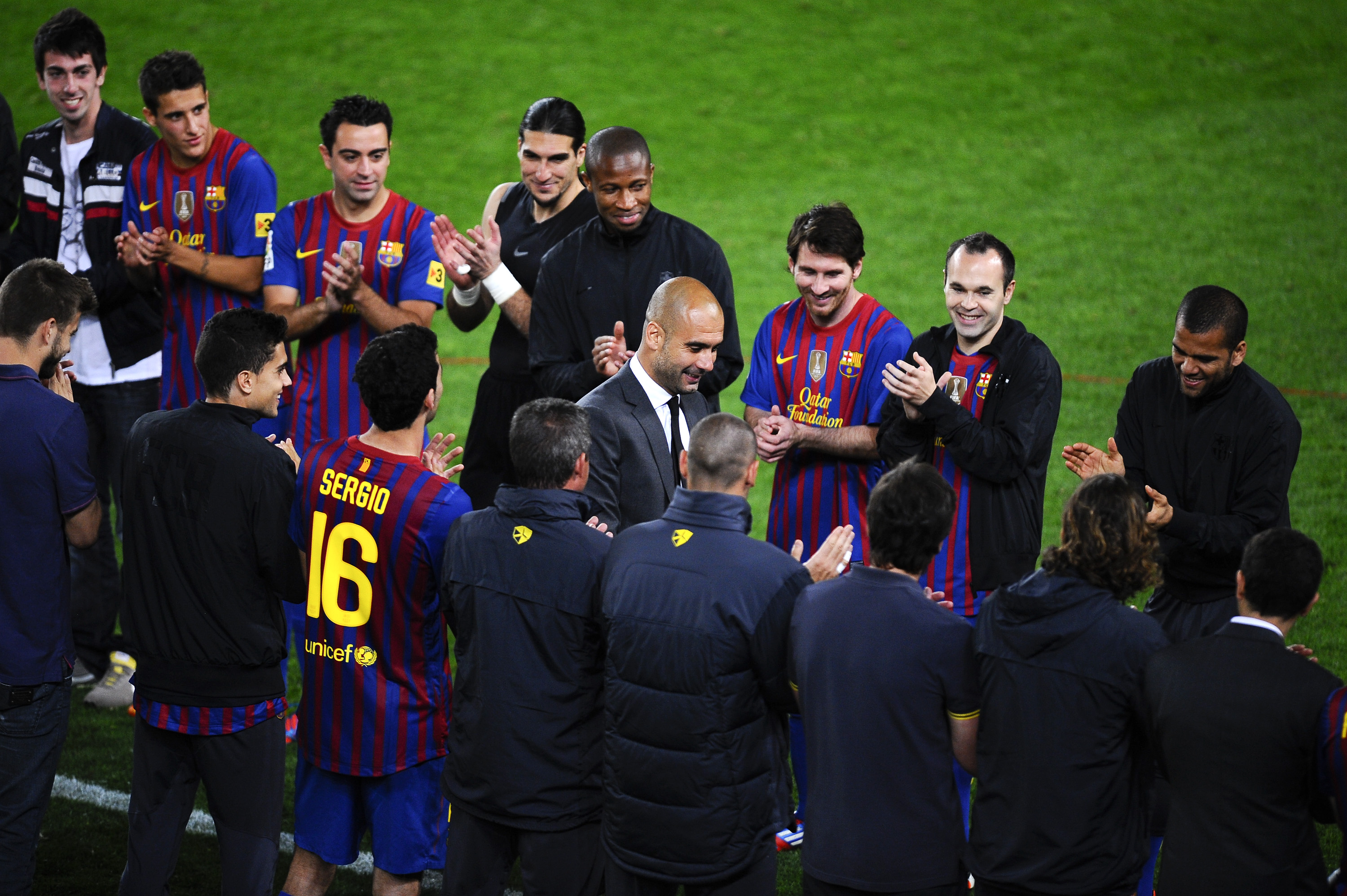 Barça-spelarna applåderar tränaren som vann 13 titlar åt klubben.