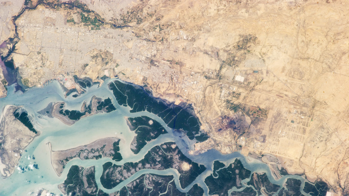 Denna bild av Korangi, vid Pakistans kust, togs av en astronaut. 