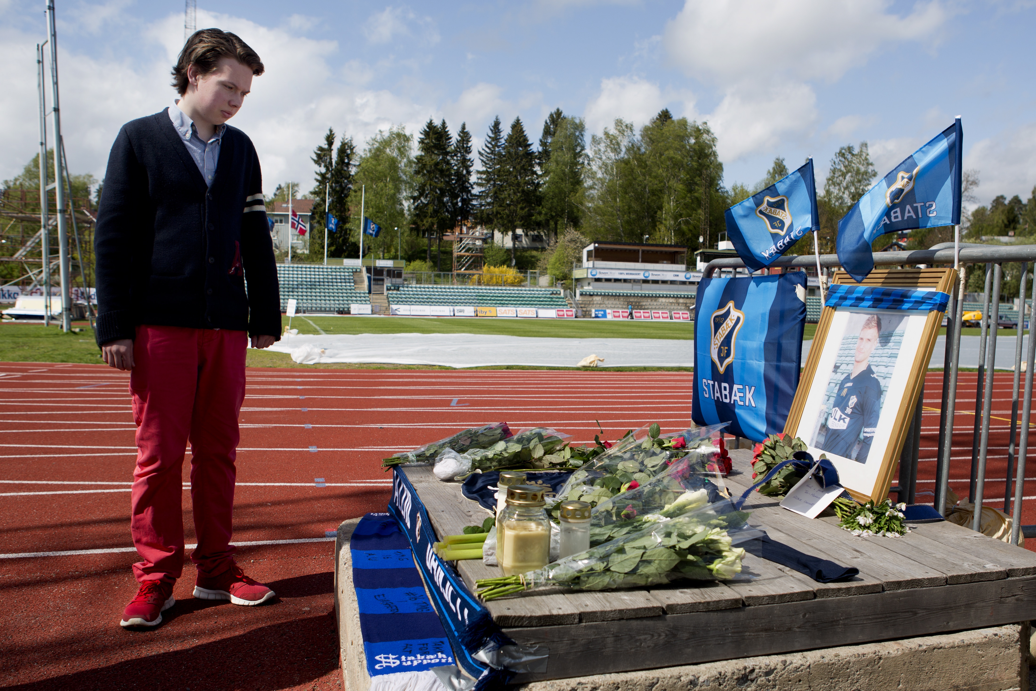 Människor samlades på Stabaeks hemmaarena, 
Nadderud stadion för att lägga ner blommor kring en bild av Tor-Marius Gromstad. 