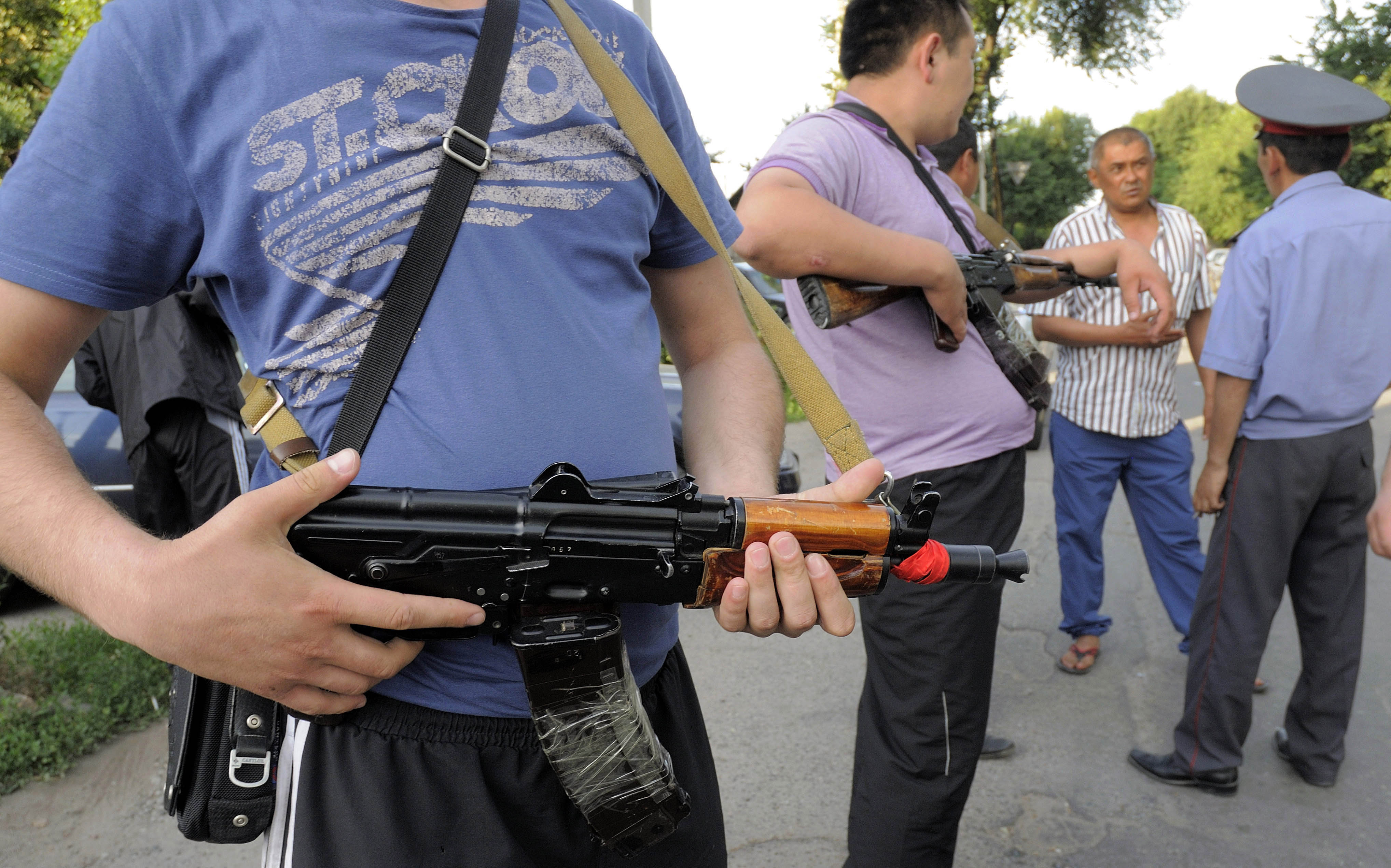 Civila uzbeker beväpnar sig. 