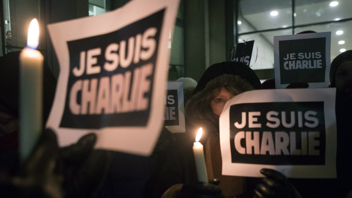 Flera manifesterar mot attacken. #JeSuisCharlie
