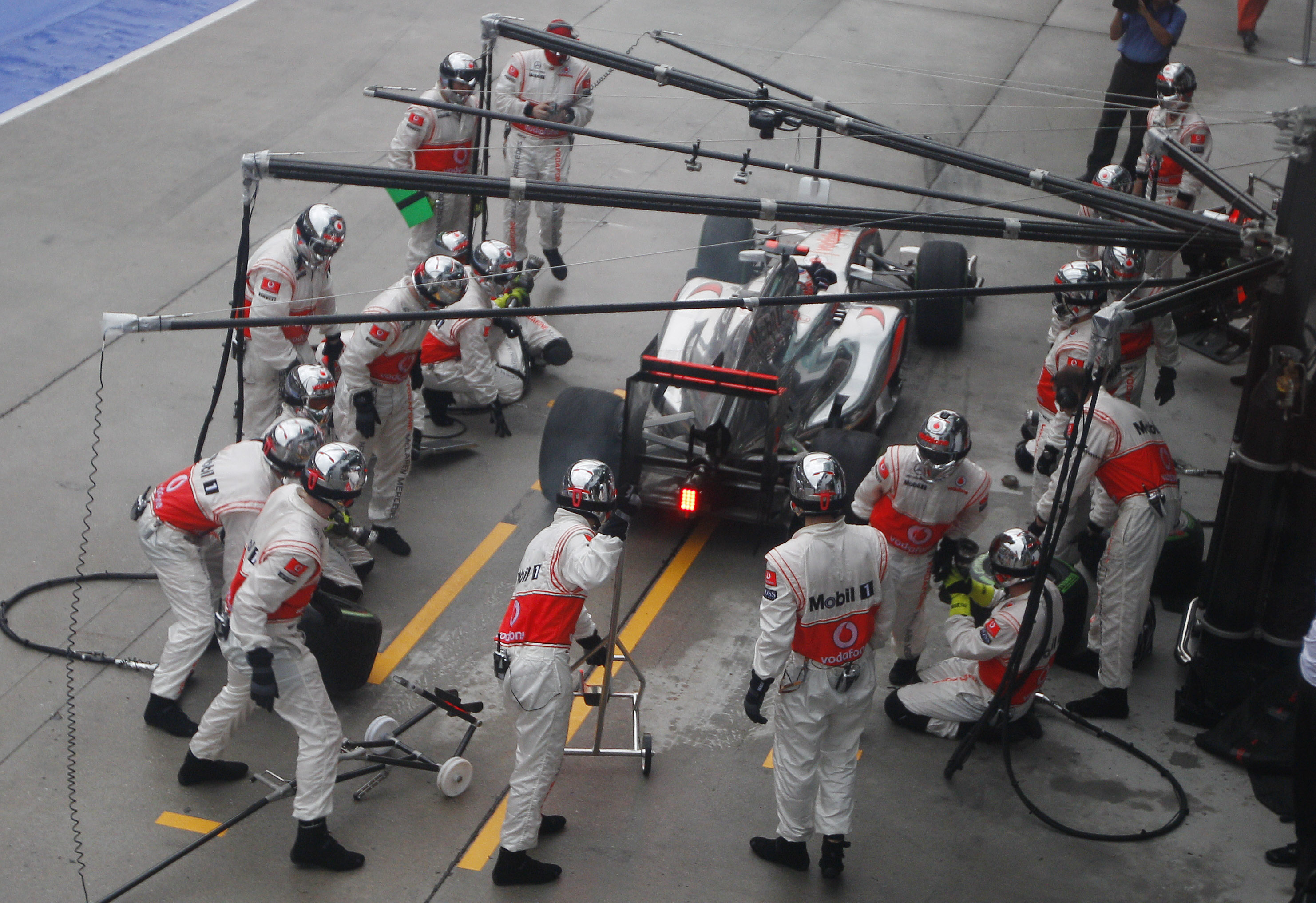 Efter däckstoppet vände loppet helt för McLaren. Lewis Hamiltons depåstopp på 15:e varvet tog alldeles för lång tid samtidigt som Jenson Button kolliderade med Narin Karthikeyan varpå hans bil skadades. Efter däckstoppet vände loppet helt för McLaren. Lewis Hamiltons depåstopp på 15:e varvet tog alldeles för lång tid samtidigt som Jenson Button kolliderade med Narin Karthikeyan varpå hans bil skadades.