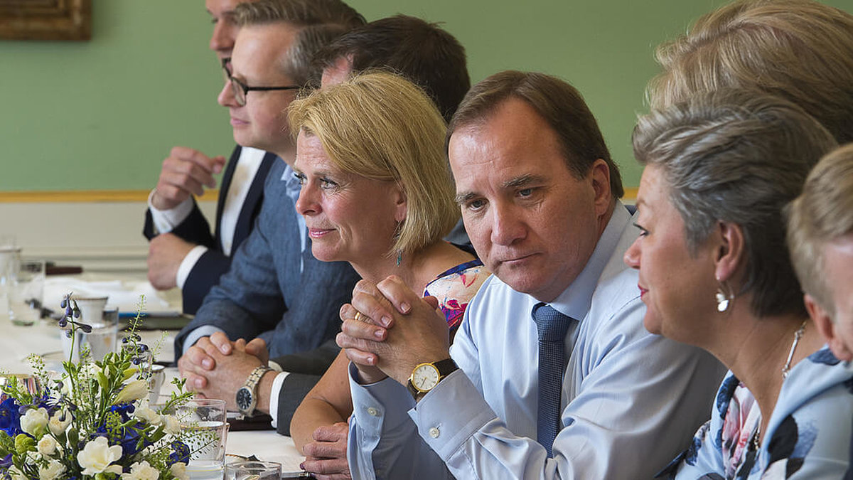 Stefan Löfven med flera av regeringens ministrar. 