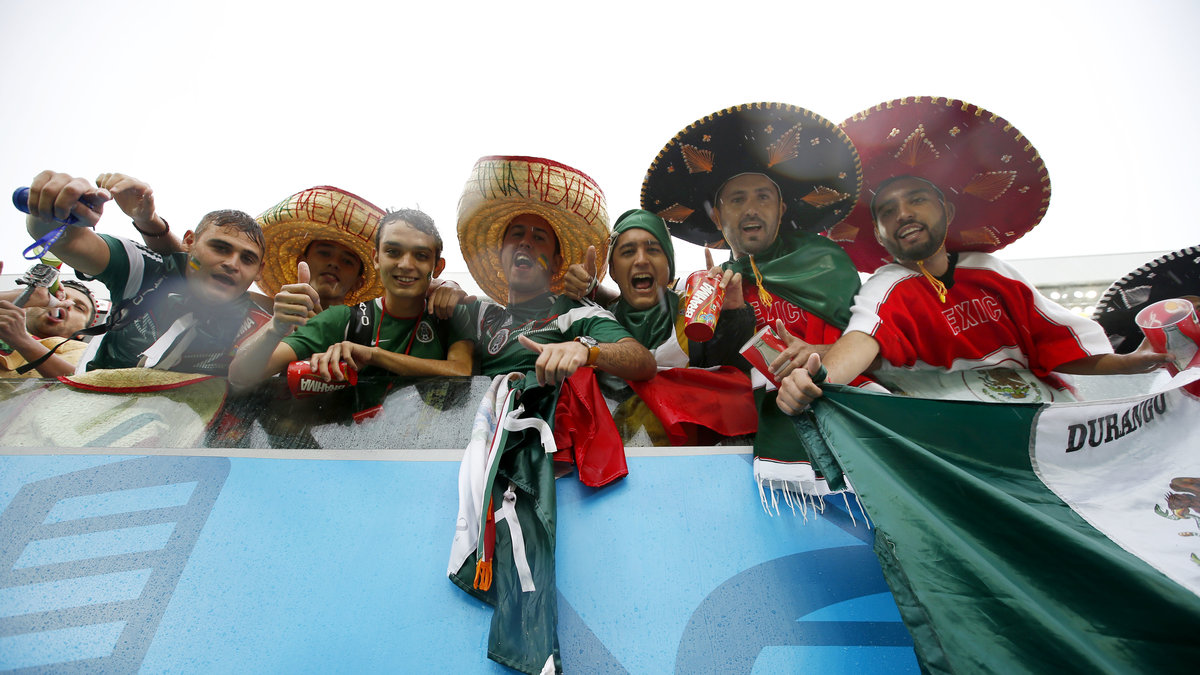 Glada mexikanska fans innan match. 