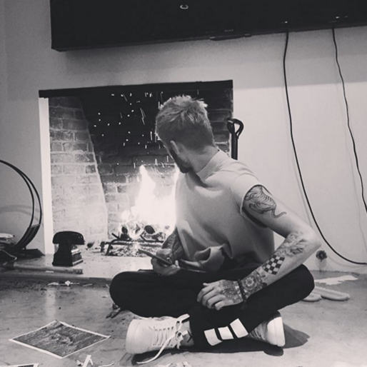 Zayn myser framför brasan. Zayn myser framför brasan.