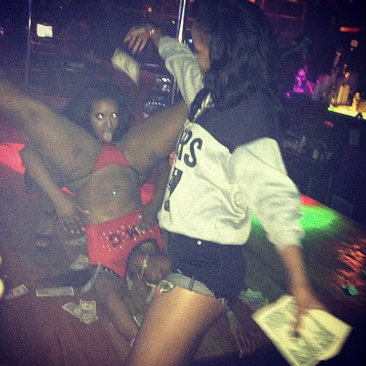 Sångerskan Rihanna är en storkonsument. Här dricksar hon rejält på en strippklubb i Queens sommaren 2012. 