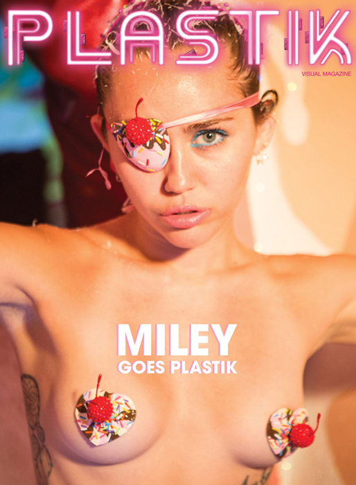En topless Miley i ögonlapp på omslaget till Plastik. 