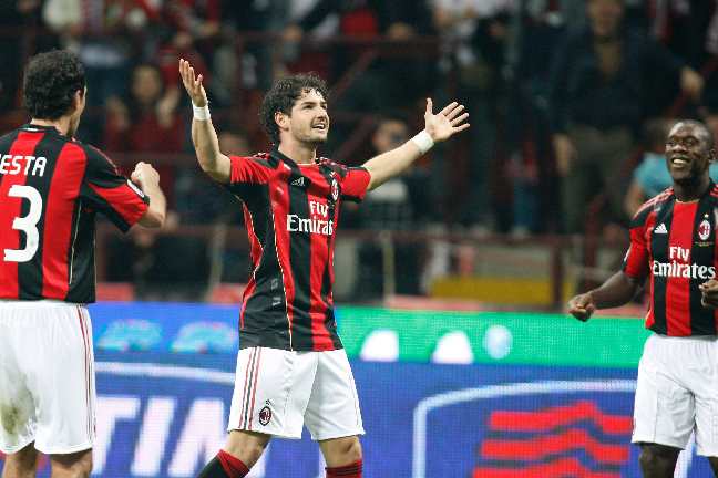 Pato (i mitten) blev stor matchhjälte med sina två mål.