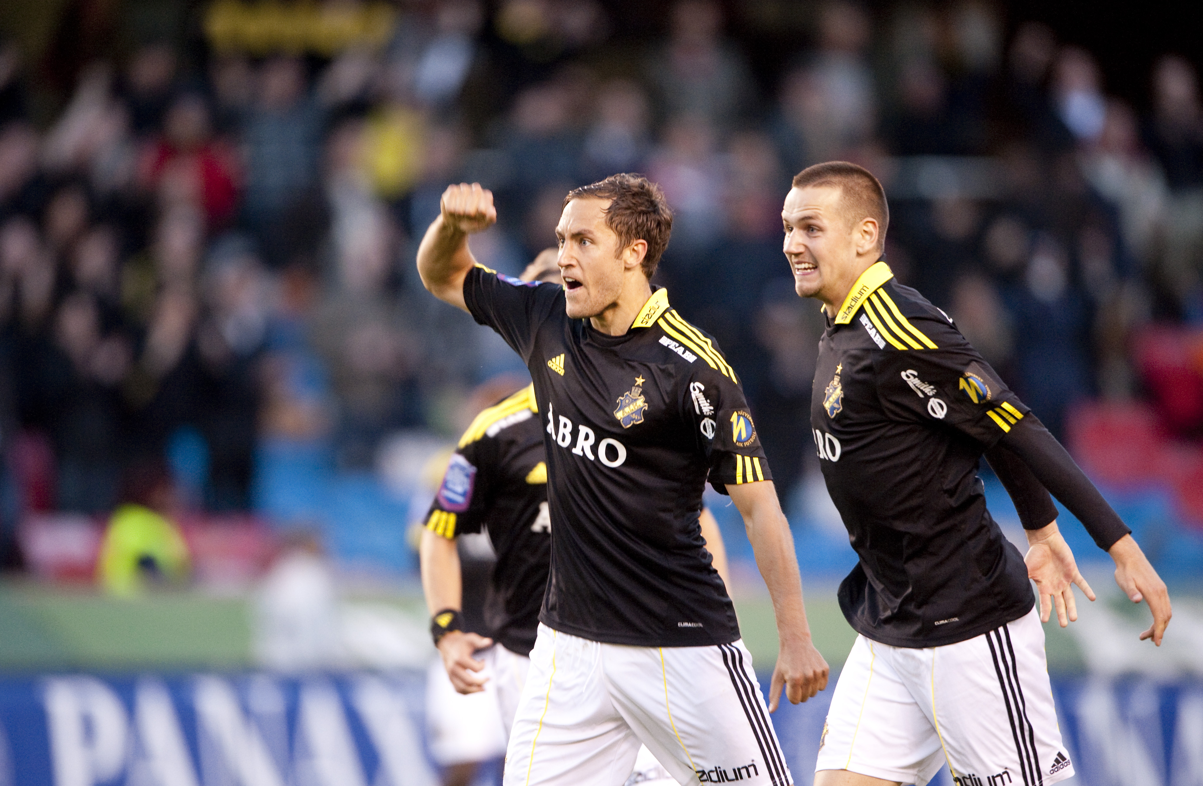 AIK:s mittback var däremot inte lika glad som på den här bilden efter att ha blivit tunnlad.