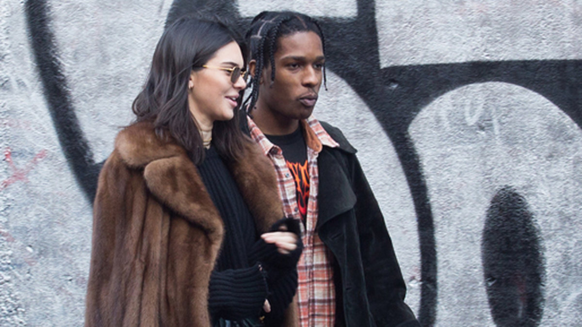 Kendall Jenner och rapstjärnan A$AP Rocky strosar runt i Paris. Rocky bar röda byxor och ett par skor från Gucci. 