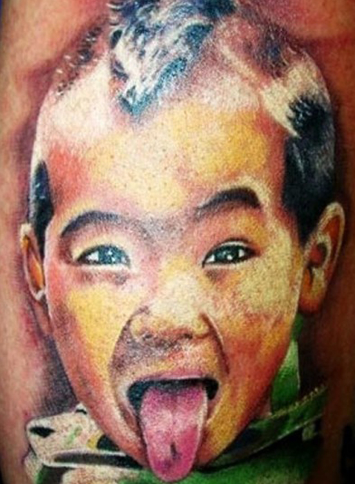 Att tatuera in kändisar som Angelina Jolie är vanligt. Att tatuera in en bild av hennes son Maddox är väldigt obehagligt??? Att tatuera in kändisar som Angelina Jolie är vanligt. Att tatuera in en bild av hennes son Maddox är väldigt obehagligt???