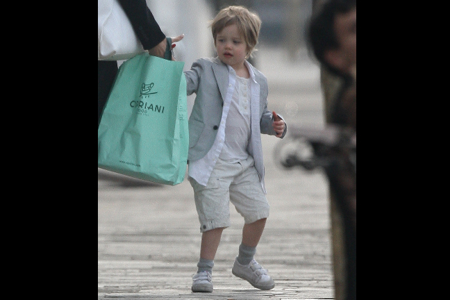 Angelina Jolies och Brad Pitts dotter Shiloh vill se ut som en kille.