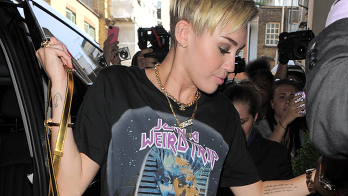 Miley Cyrus ser plågsamt mager ut när hon gör London. 