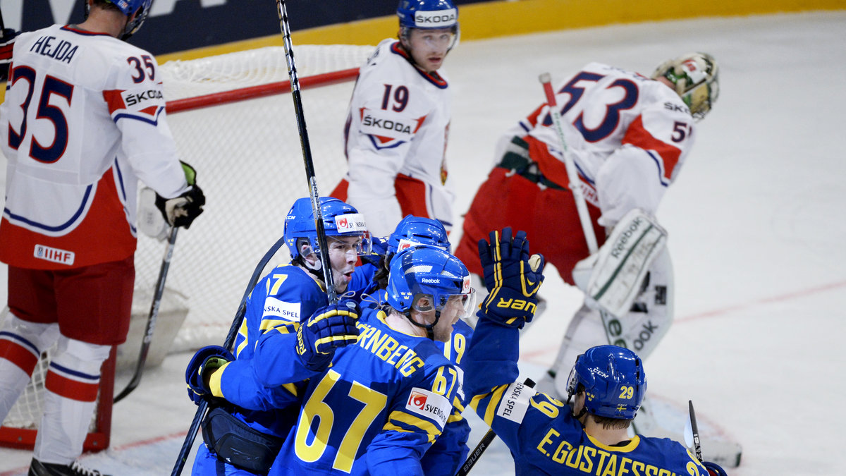 Sverige jublar efter Jimmie Ericssons 1-0-mål.