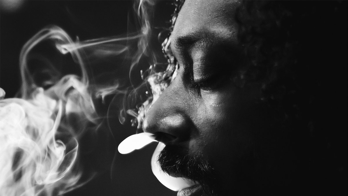 I dokumentären "Reincarnated" anammar Snoop Dogg sin nya livsstil.  
