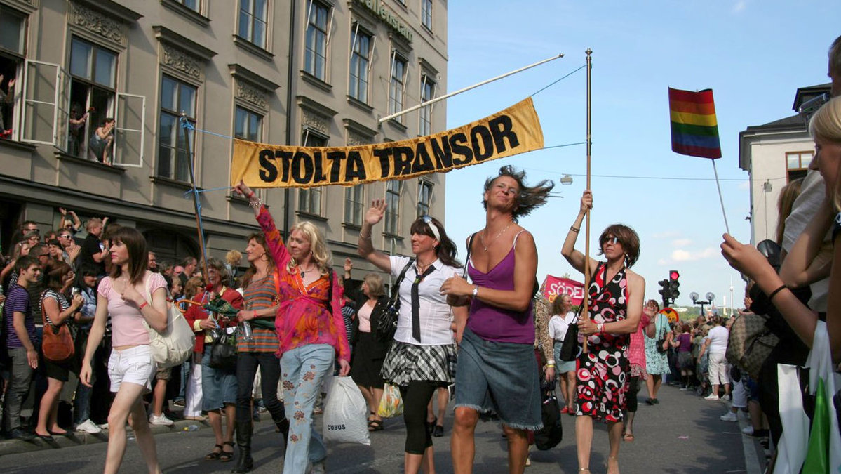 Fem kronor per såld flaska går till Regnbågsfonden. ((Bild från Prideparaden i Stockholm 2007))