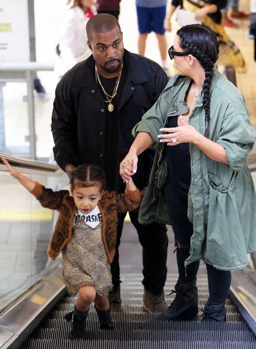 Kim, Kanye och North åker rulltrappa i Beverly Hills. Kim, Kanye och North åker rulltrappa i Beverly Hills.