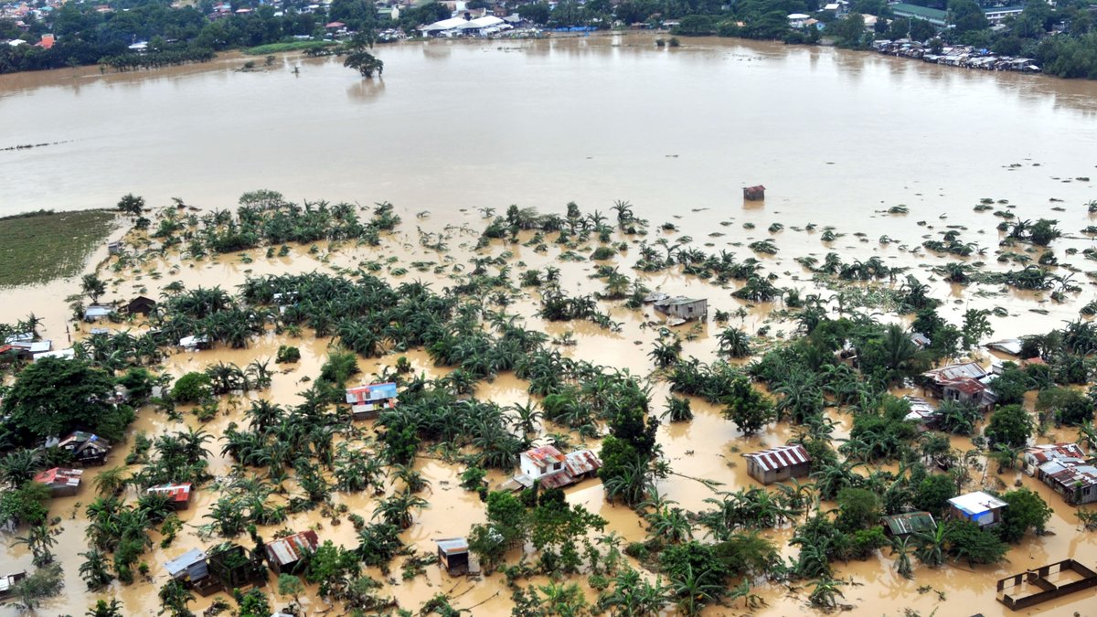 Upp emot 850 000 människor har flytt monsunregnet.