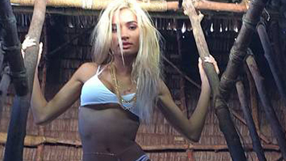 Pia Mia Perez i vit bikini. 