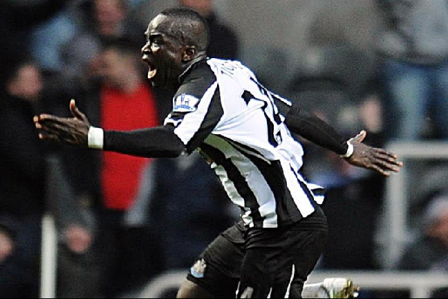 Alla trodde att det var över när Arsenal ledde med 4-0 i halvtid mot Newcastle. Men nykomlingarna gav inte upp utan lyckades göra fyra mål i den andra halvleken. Här firar Tiote efter att han ordnade en poäng med bara några få minuter kvar av matchen. Alla trodde att det var över när Arsenal ledde med 4-0 i halvtid mot Newcastle. Men nykomlingarna gav inte upp utan lyckades göra fyra mål i den andra halvleken. Här firar Tiote efter att han ordnade en poäng med bara några få minuter kvar av matchen.