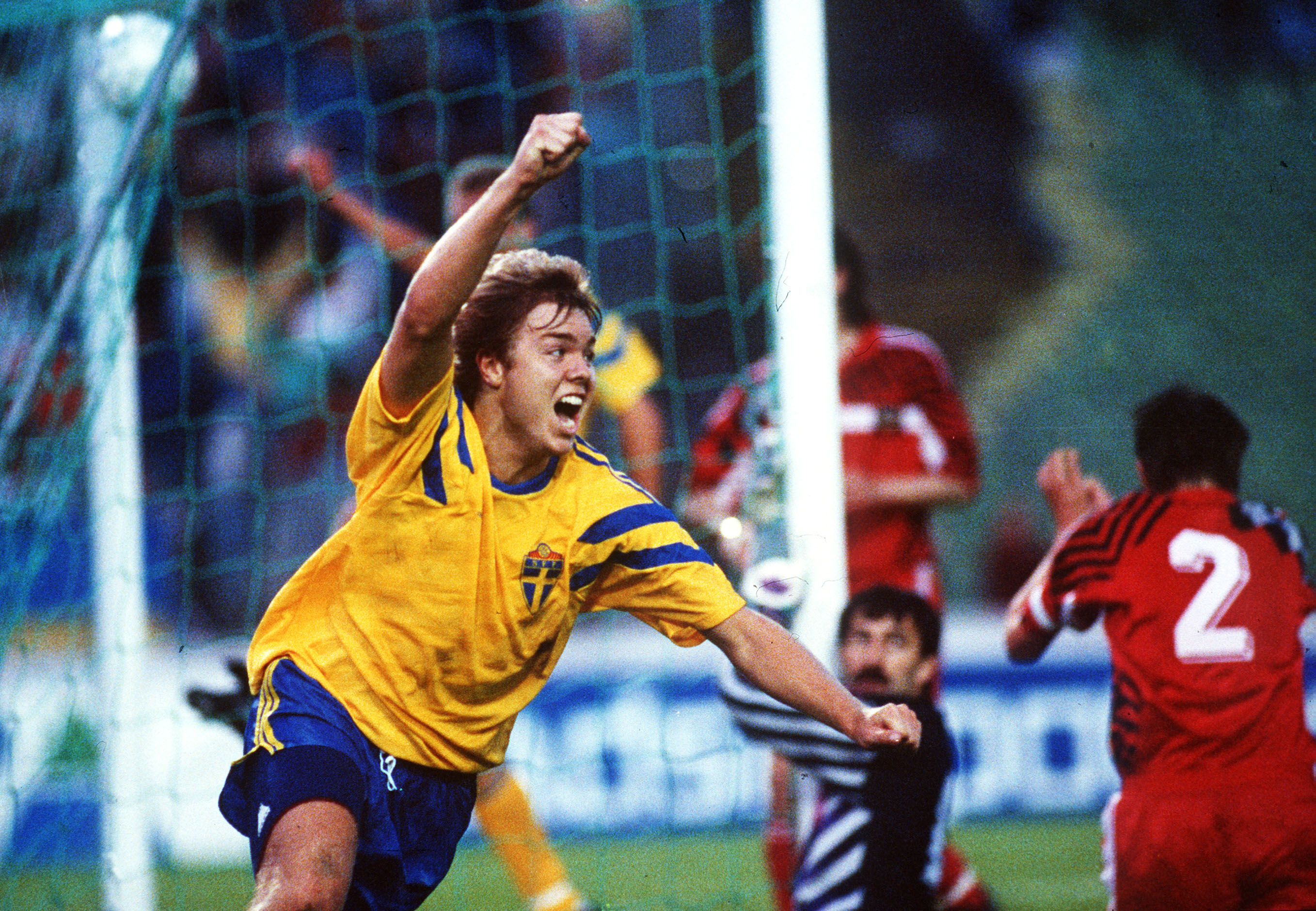 Tomas Brolin var delaktig i ett mycket vackert svenskt one touch-mål mot England 1992.