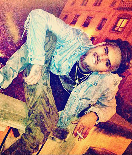 Chris Brown leker cool. Chris Brown leker cool.